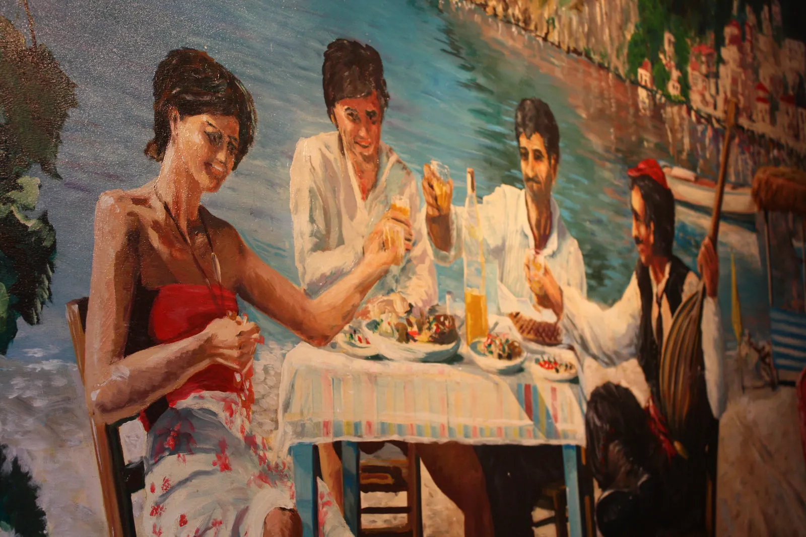 Griekse muurschildering van een tafelende familie in Restaurant Sirtaki