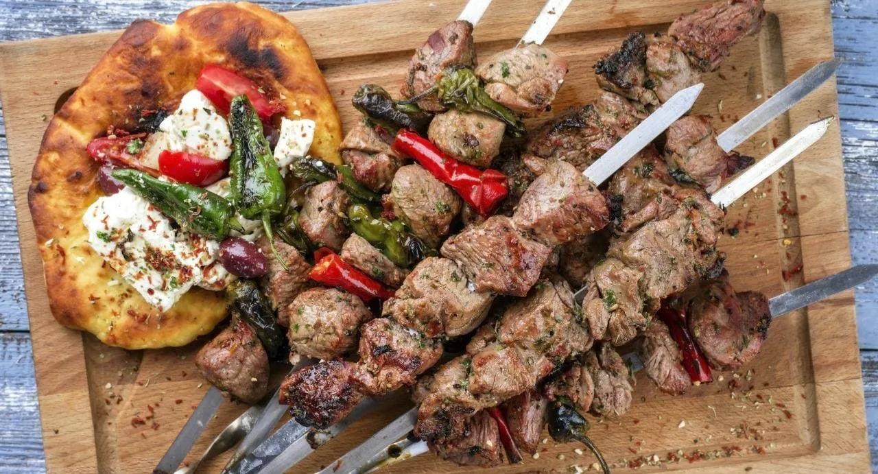 Spiesen van de grill met pitabrood - Restaurant Sirtaki Den Haag